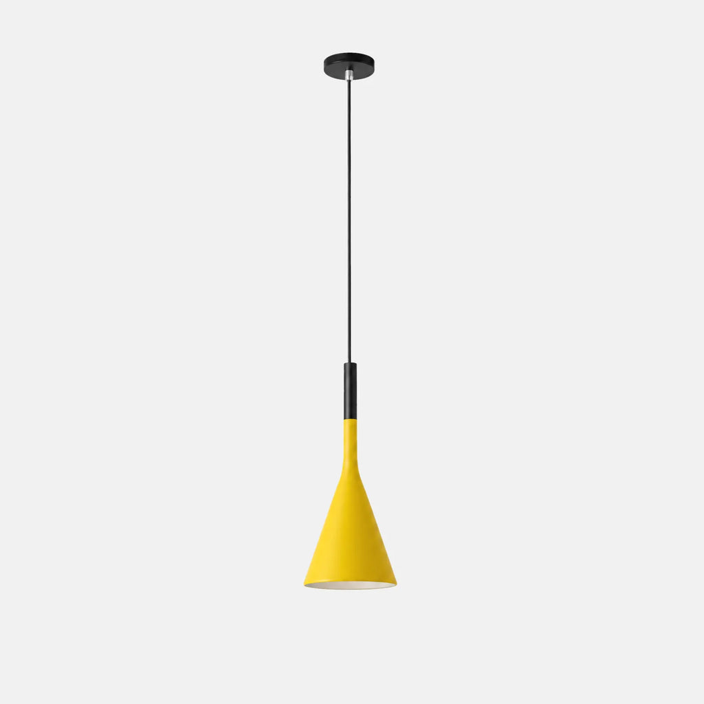 Lampe suspendue moderne Actis jaune moutarde, abat-jour conique en métal, sur fond uni