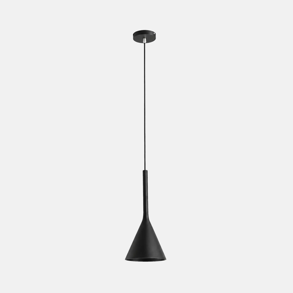 Lampe suspendue moderne Actis noire, abat-jour conique en métal, sur fond uni