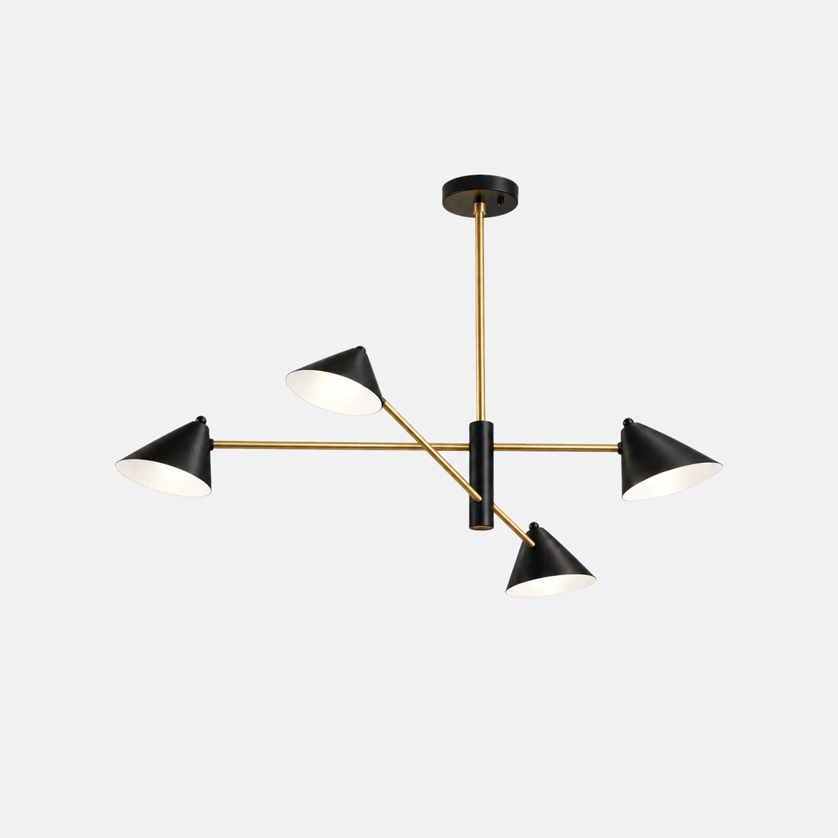 Lustre suspendu noir Lustro, quatre bras laiton et abat-jour coniques noirs, sur fond uni
