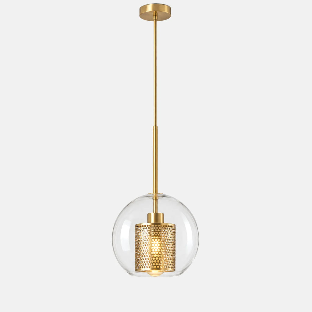 Suspension Dory dorée, globe en verre soufflé et manchon perforé, sur fond uni