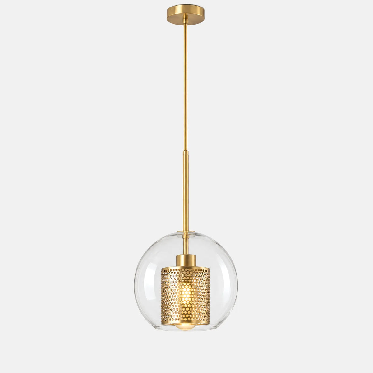 Suspension Dory dorée, globe en verre soufflé et manchon perforé, sur fond uni