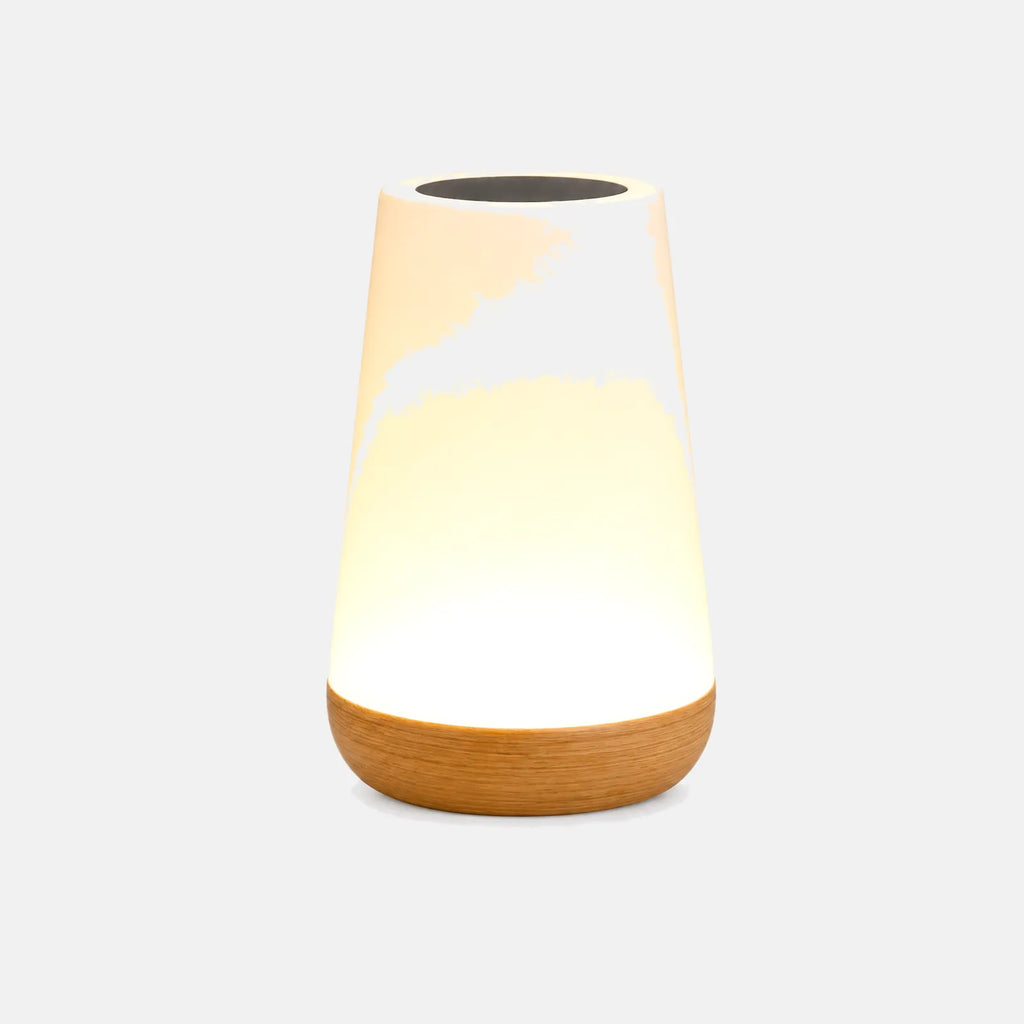 Veilleuse tactile Actis, diffuseur blanc et socle en bois, sur fond uni