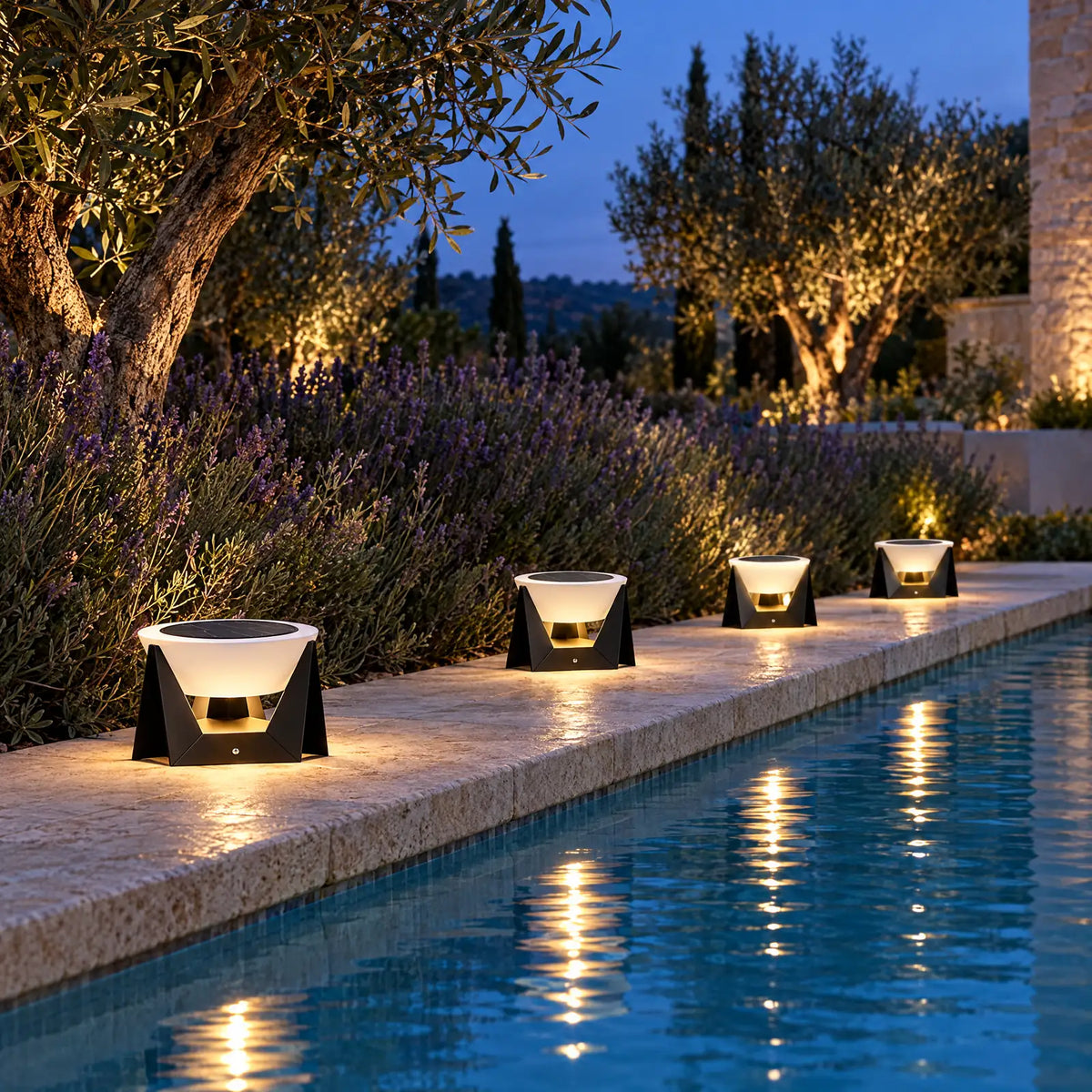 Lampes solaires Hyta allumées au bord d'une piscine Image