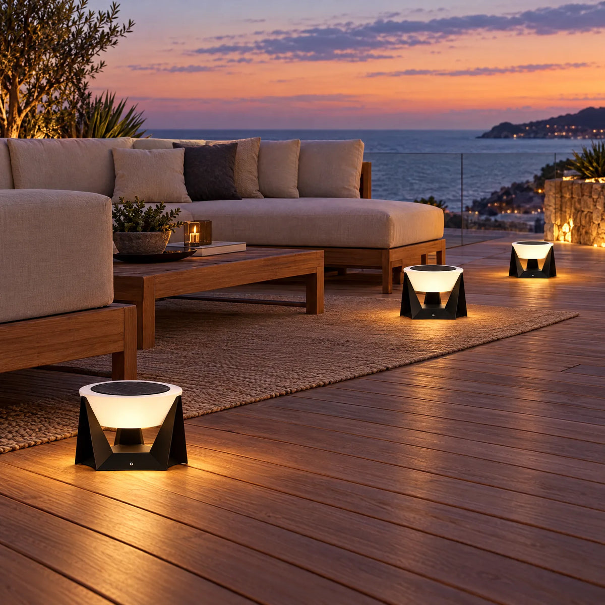 Lampes solaires Hyta allumées sur une terrasse en bois au crépuscule