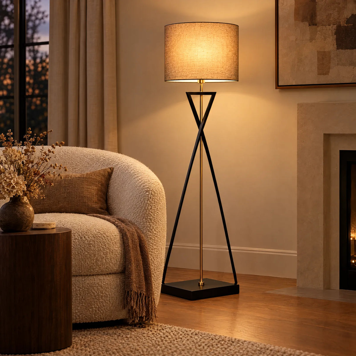 Lampadaire Teva allumé à côté d'un fauteuil bouclette
