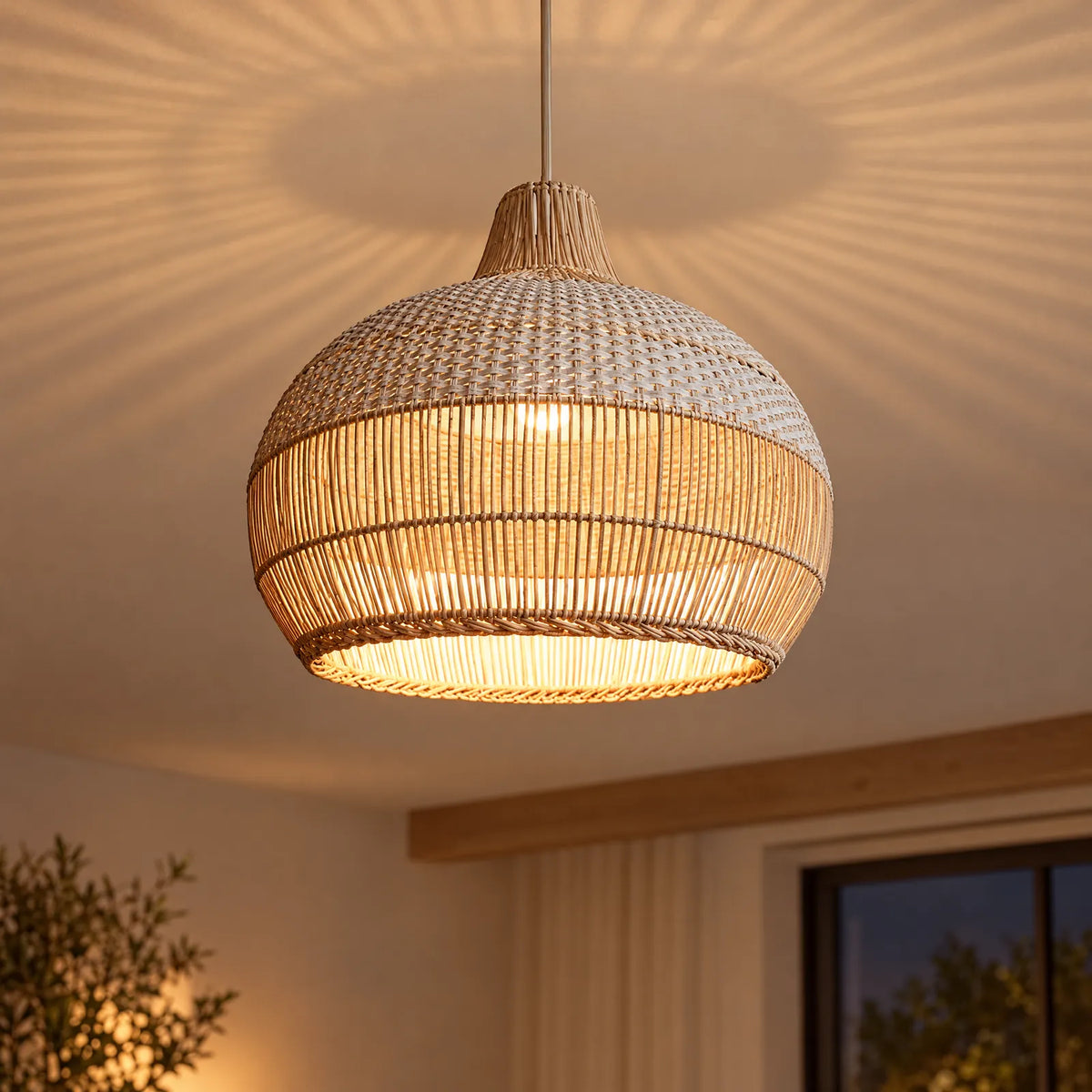 Suspension en rotin Hyota allumée, lumière chaude filtrée par le tressage