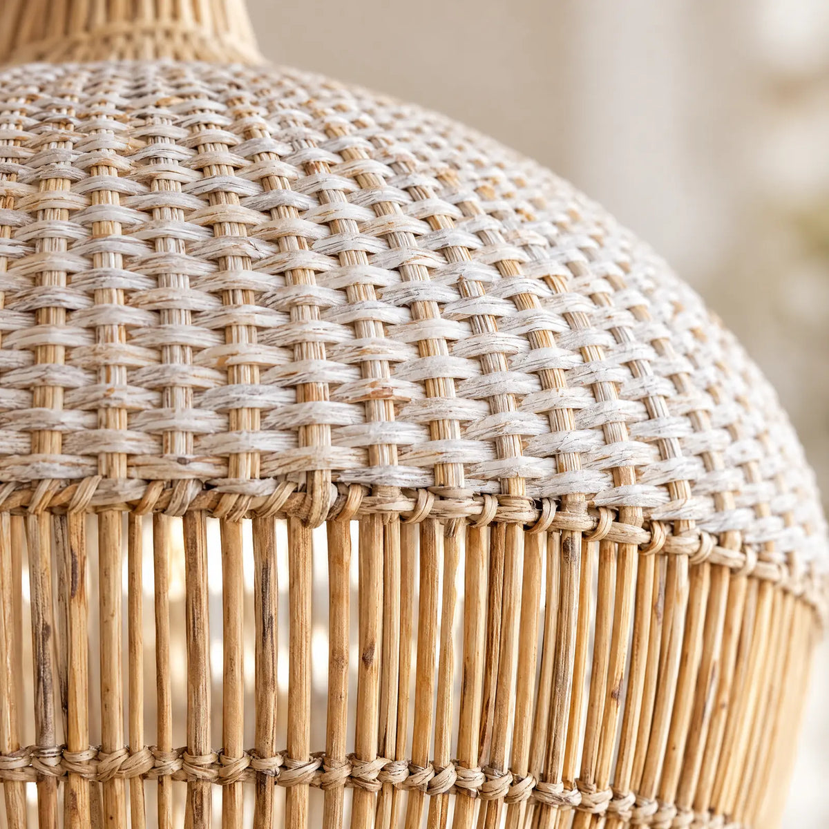 Détail du tressage en rotin naturel de la suspension Hyota