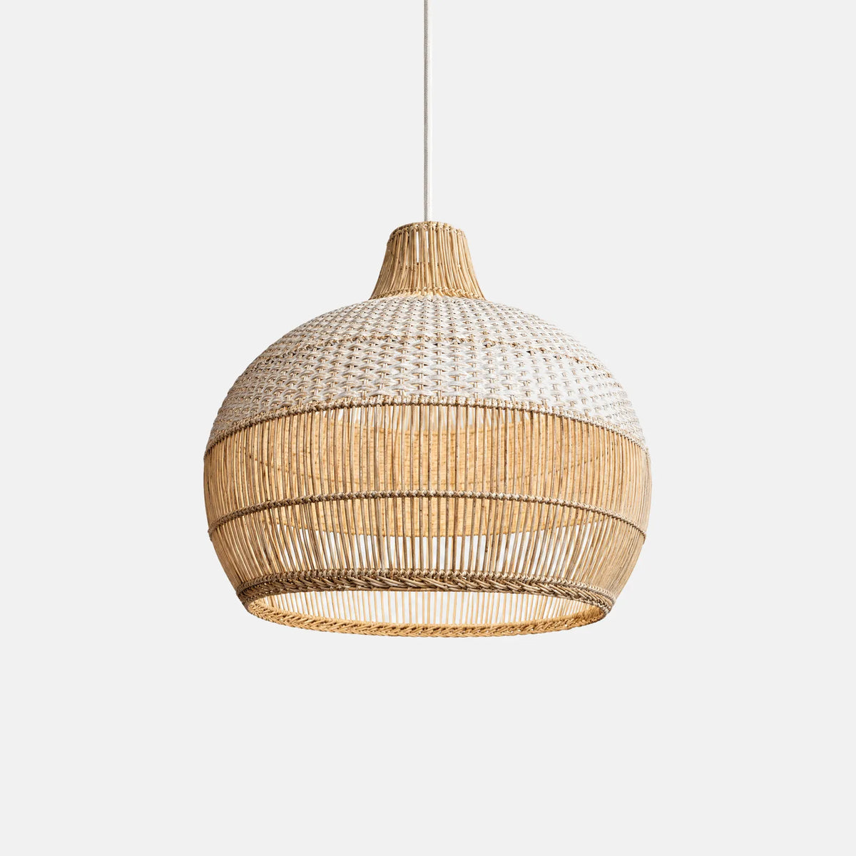 Luminaire en rotin suspendu Hyota, suspension en rotin naturel tressé sur fond uni