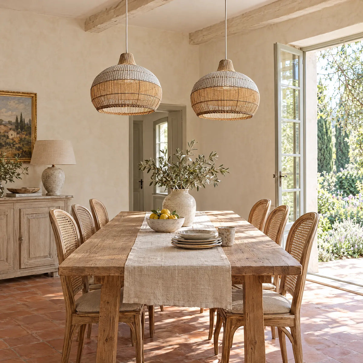 Suspension en rotin Hyota au-dessus d'une table de salle à manger d'esprit provençal