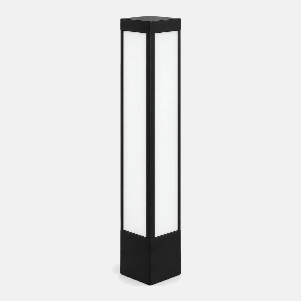 Luminaire extérieur LED solaire Suli, borne noire à panneaux opalins, sur fond uni