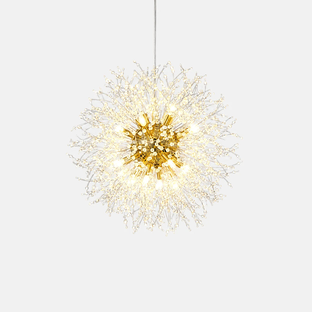 Luminaire suspension design boule Stela, sphère de tiges cristal et cœur doré, sur fond uni