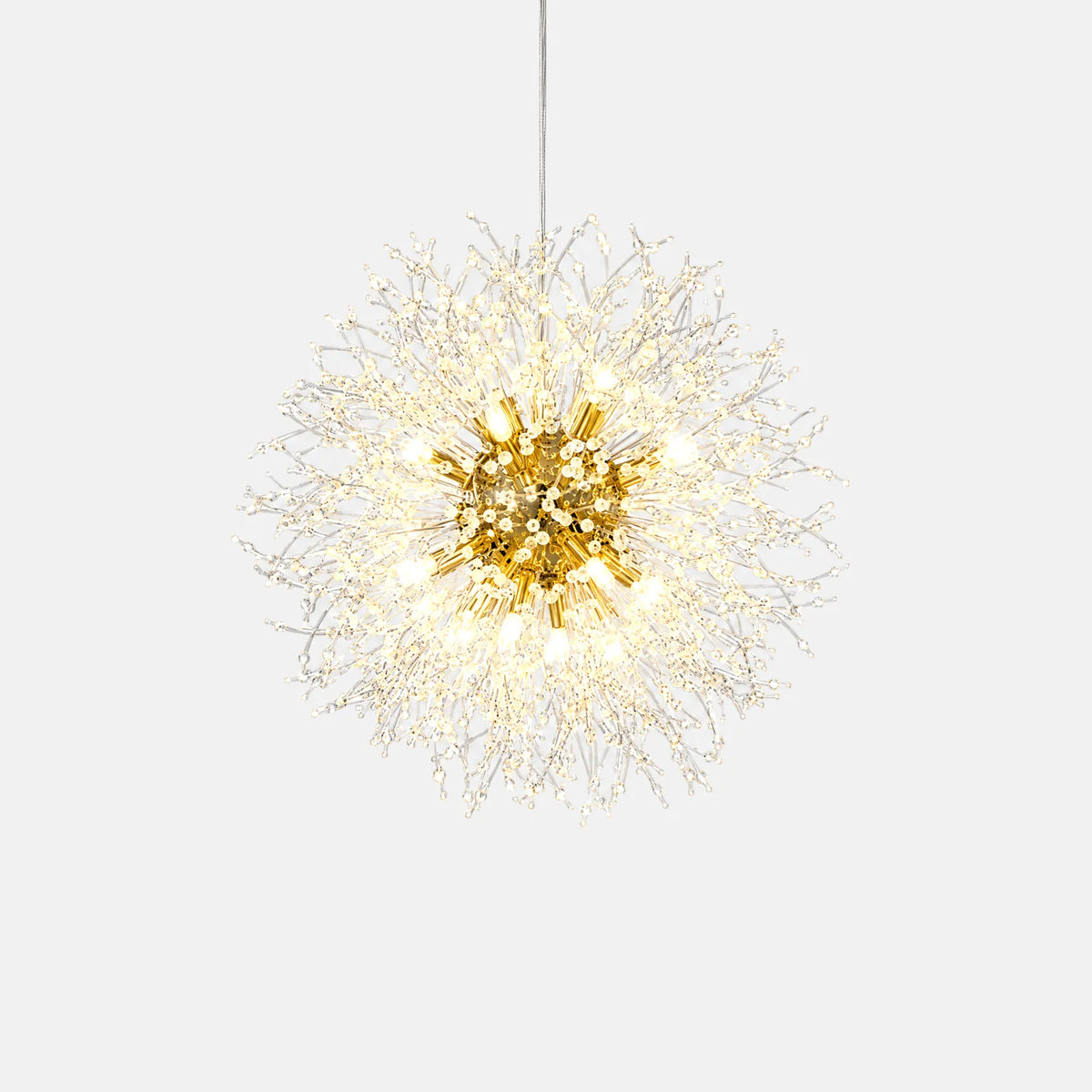 Luminaire suspension design boule Stela, sphère de tiges cristal et cœur doré, sur fond uni