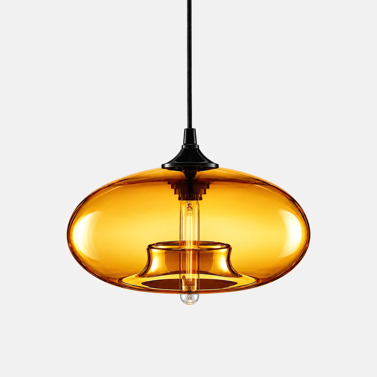 Suspension en verre coloré Yva ambre, verre soufflé ovale, sur fond uni