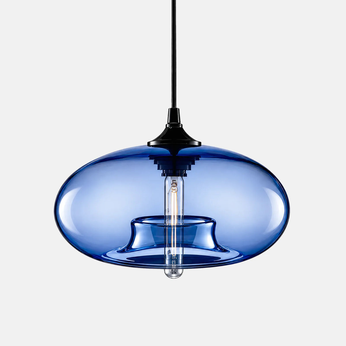 Suspension en verre coloré Yva bleu, verre soufflé ovale, sur fond uni