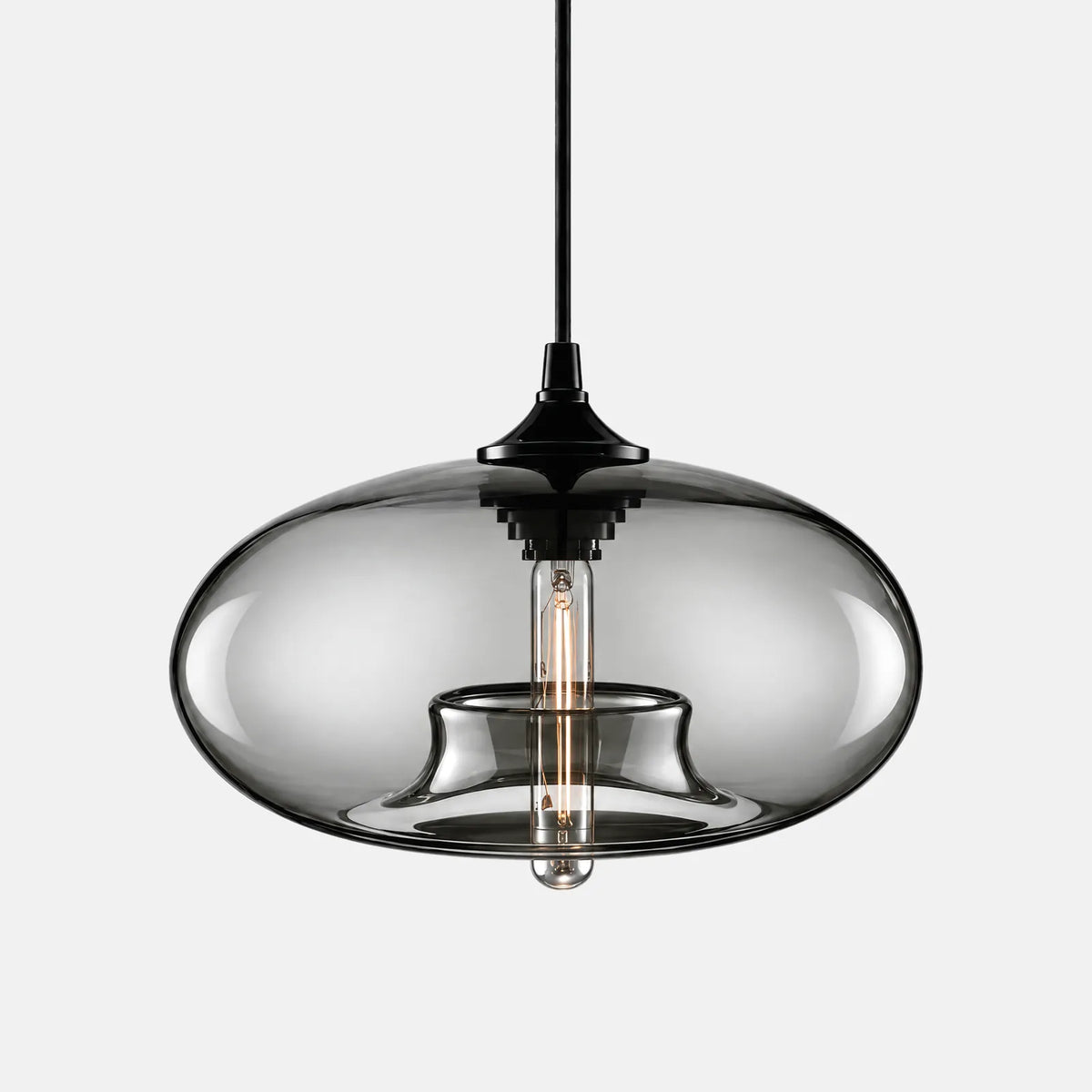 Suspension en verre coloré Yva gris fumé, verre soufflé ovale, sur fond uni