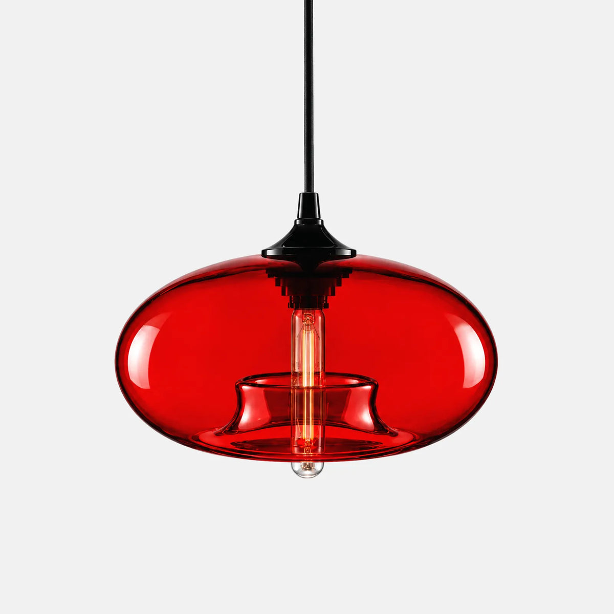 Suspension en verre coloré Yva rouge, verre soufflé ovale, sur fond uni