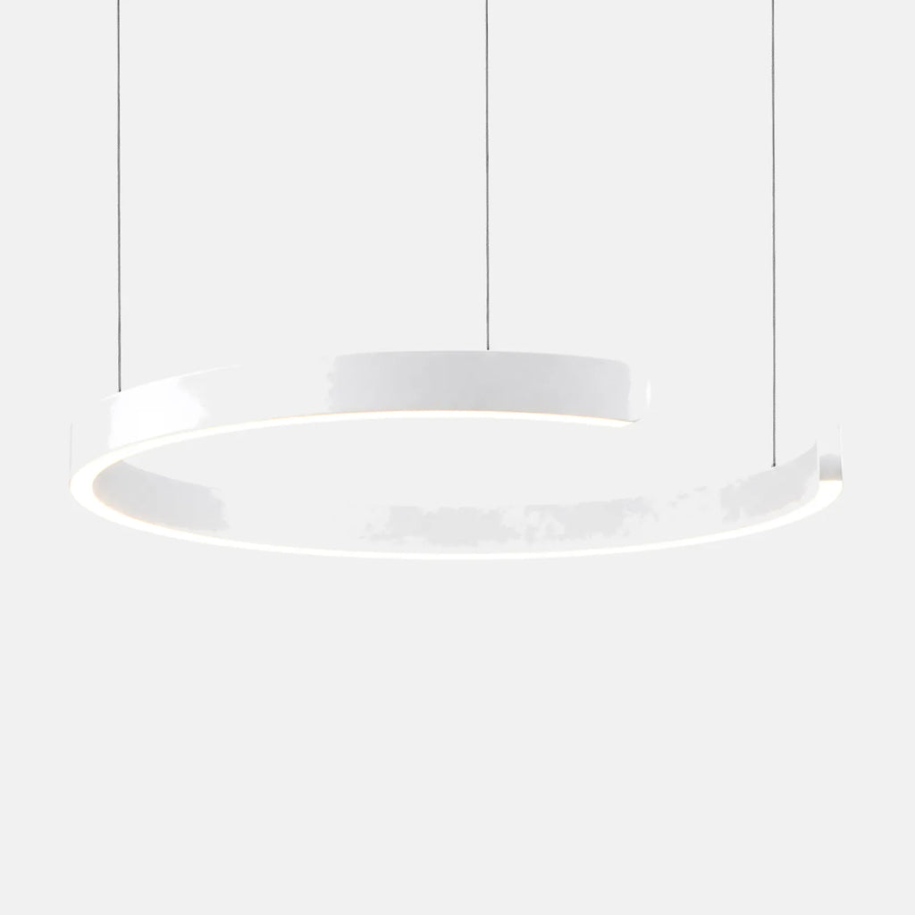 Suspension anneau LED Iva blanche, 80 cm, sur fond uni