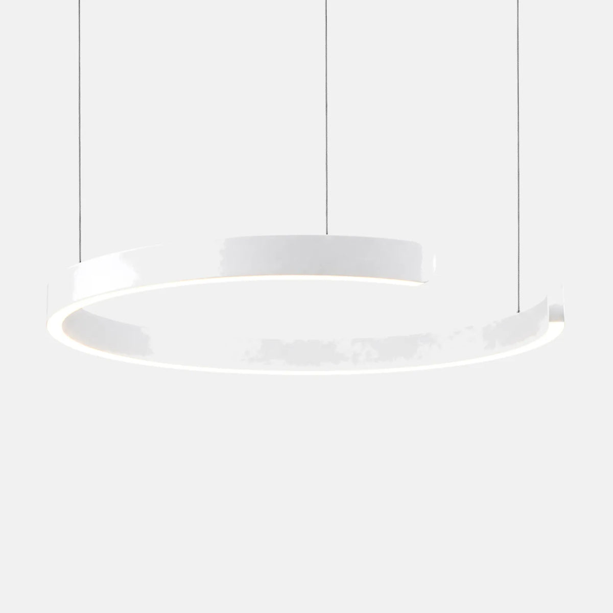 Suspension anneau LED Iva blanche, 80 cm, sur fond uni
