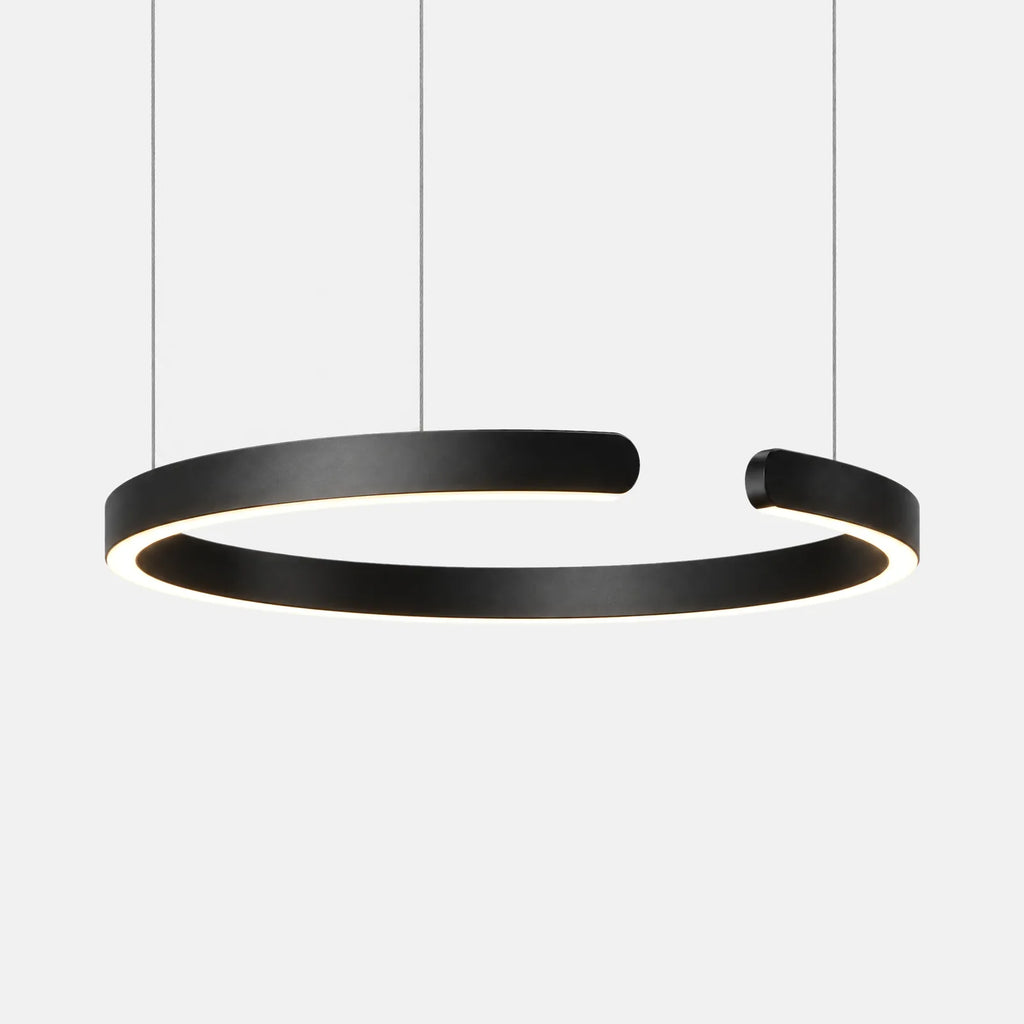Suspension anneau LED Iva noire, 80 cm, sur fond uni