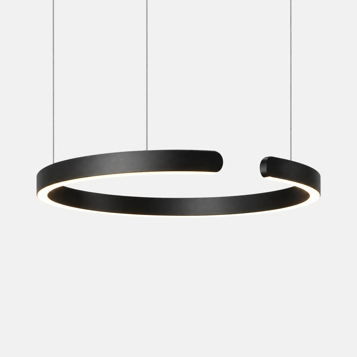 Suspension anneau LED Iva noire, 80 cm, sur fond uni