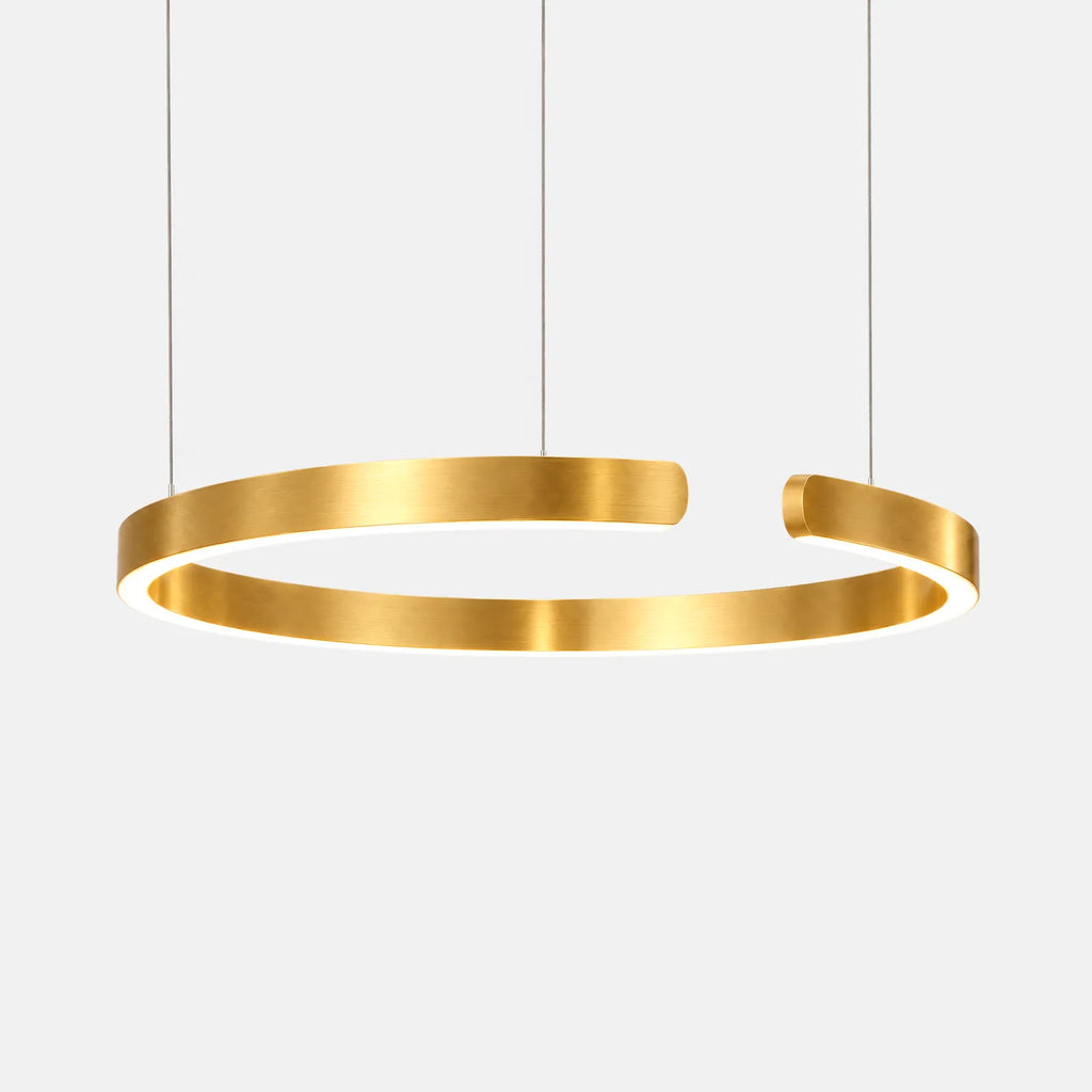 Suspension anneau LED Iva dorée, 80 cm, sur fond uni