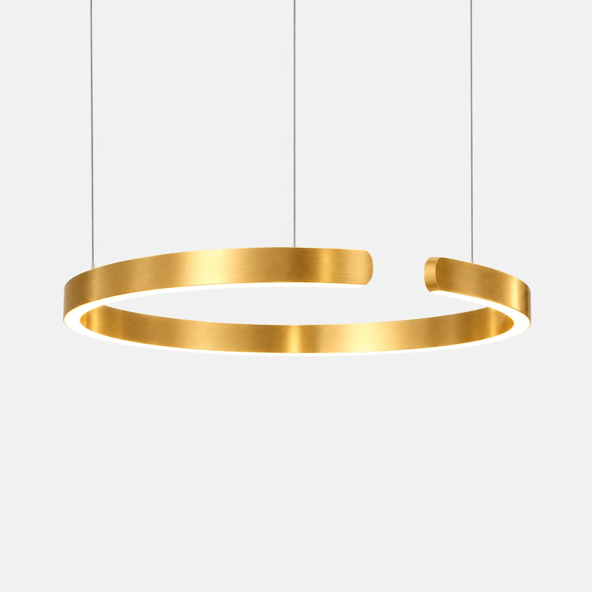 Suspension anneau LED Iva dorée, 80 cm, sur fond uni
