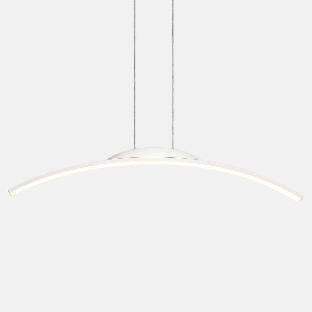 Suspension LED arc Sky blanche, 80 cm, sur fond uni
