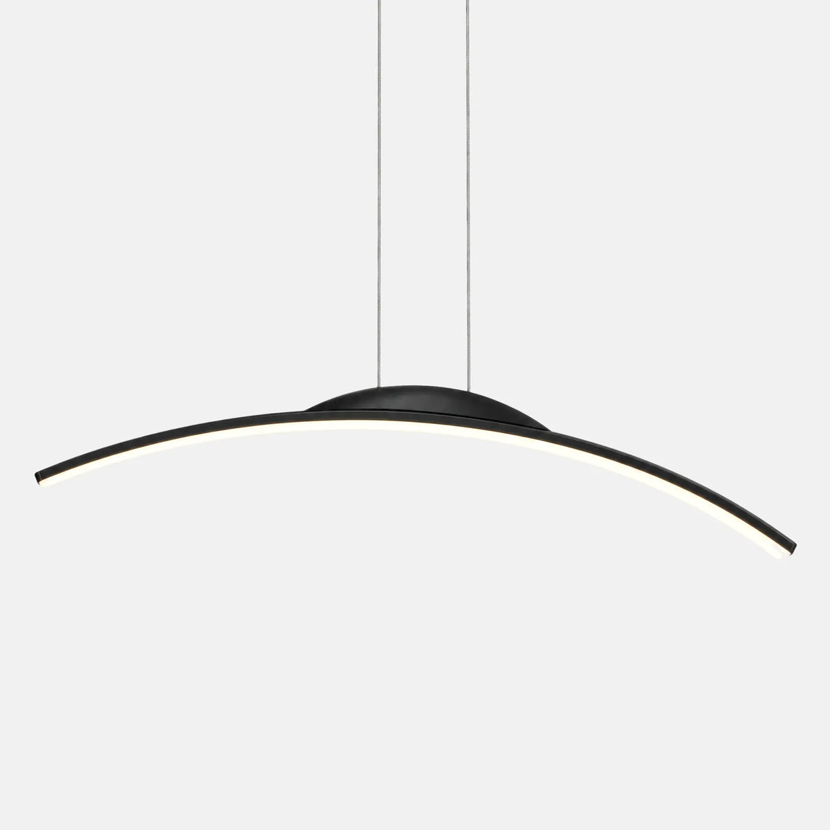 Suspension LED arc Sky noire, 80 cm, sur fond uni