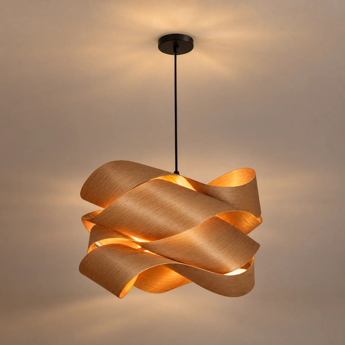 Lustre bois Boa allumé, lumière chaude entre les rubans de bois