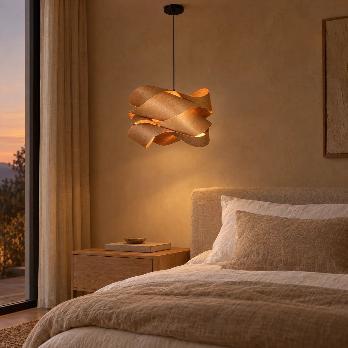 Lustre bois Boa allumé dans une chambre au coucher du soleil