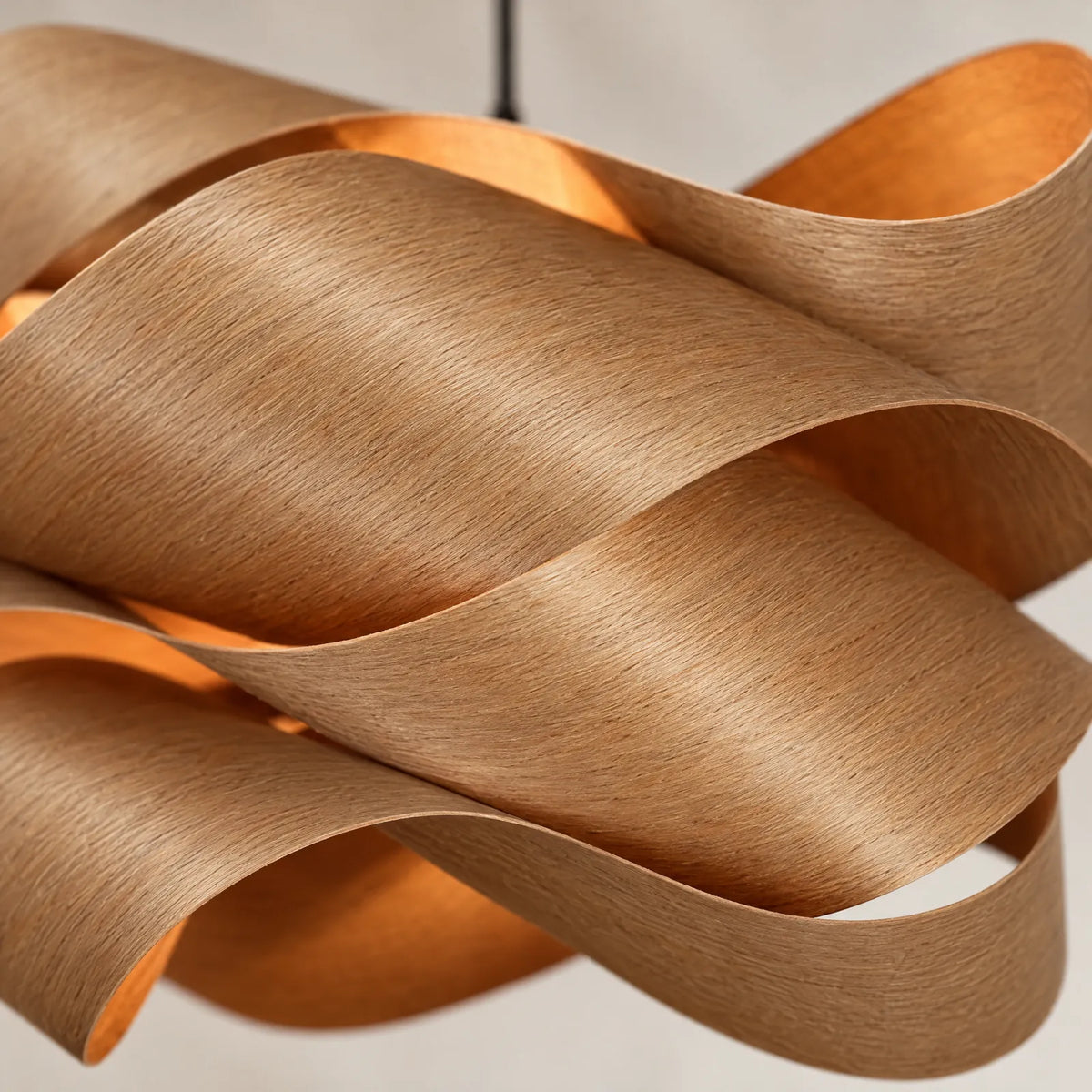 Détail des rubans en placage de bois naturel du lustre Boa