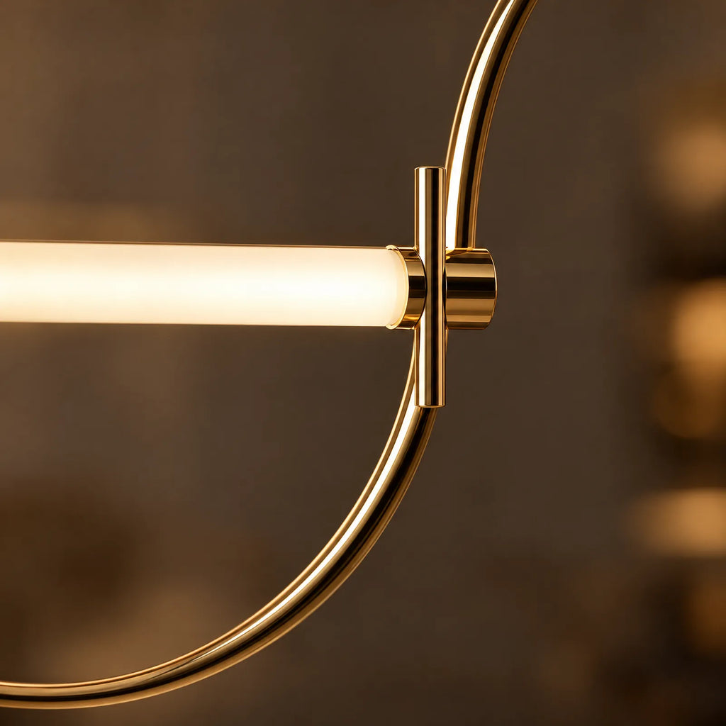 Détail de la jonction dorée entre le tube lumineux et le demi-cercle du lustre Zaro
