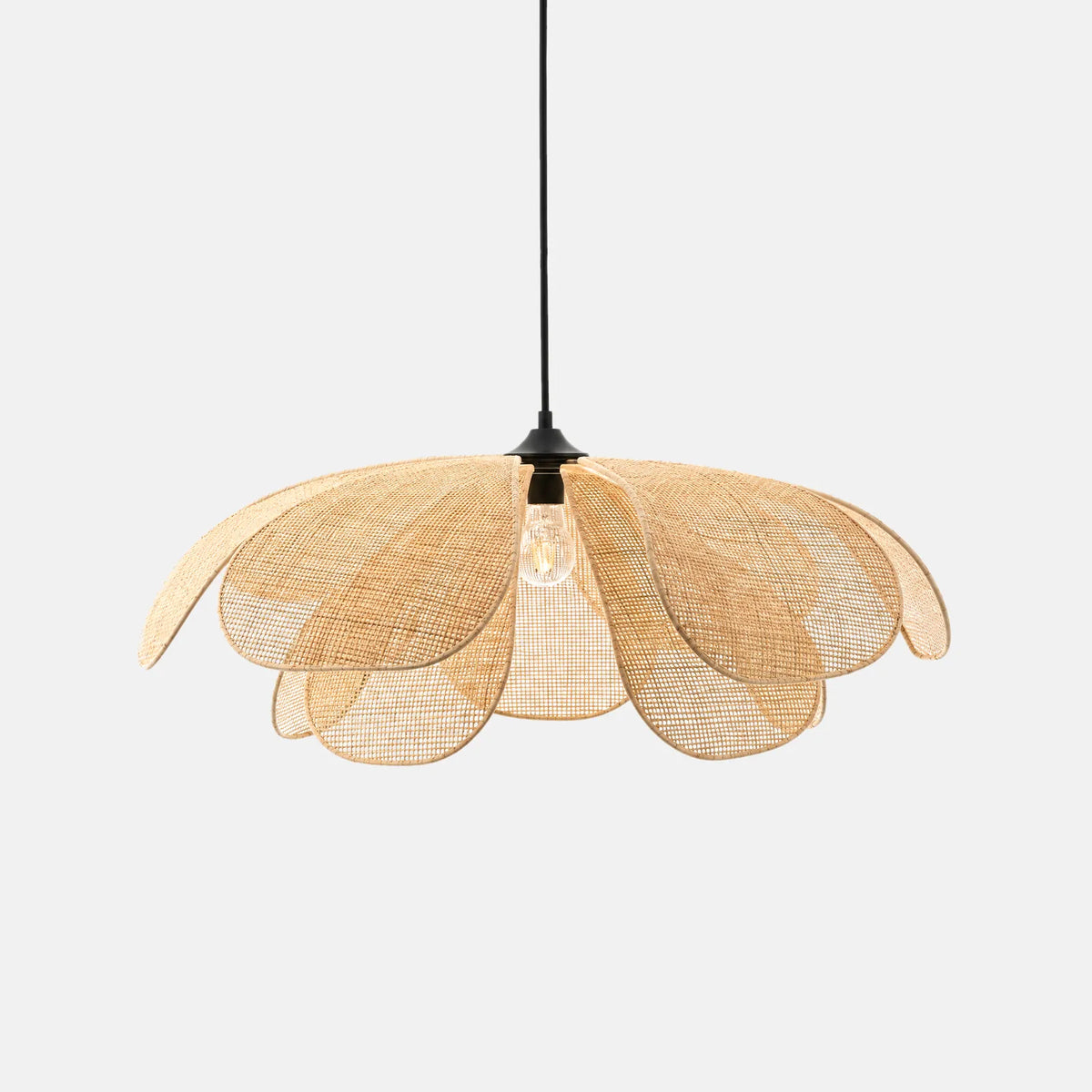 Suspension fleur en rotin Flora, pétales en cannage naturel de 50 cm, sur fond uni