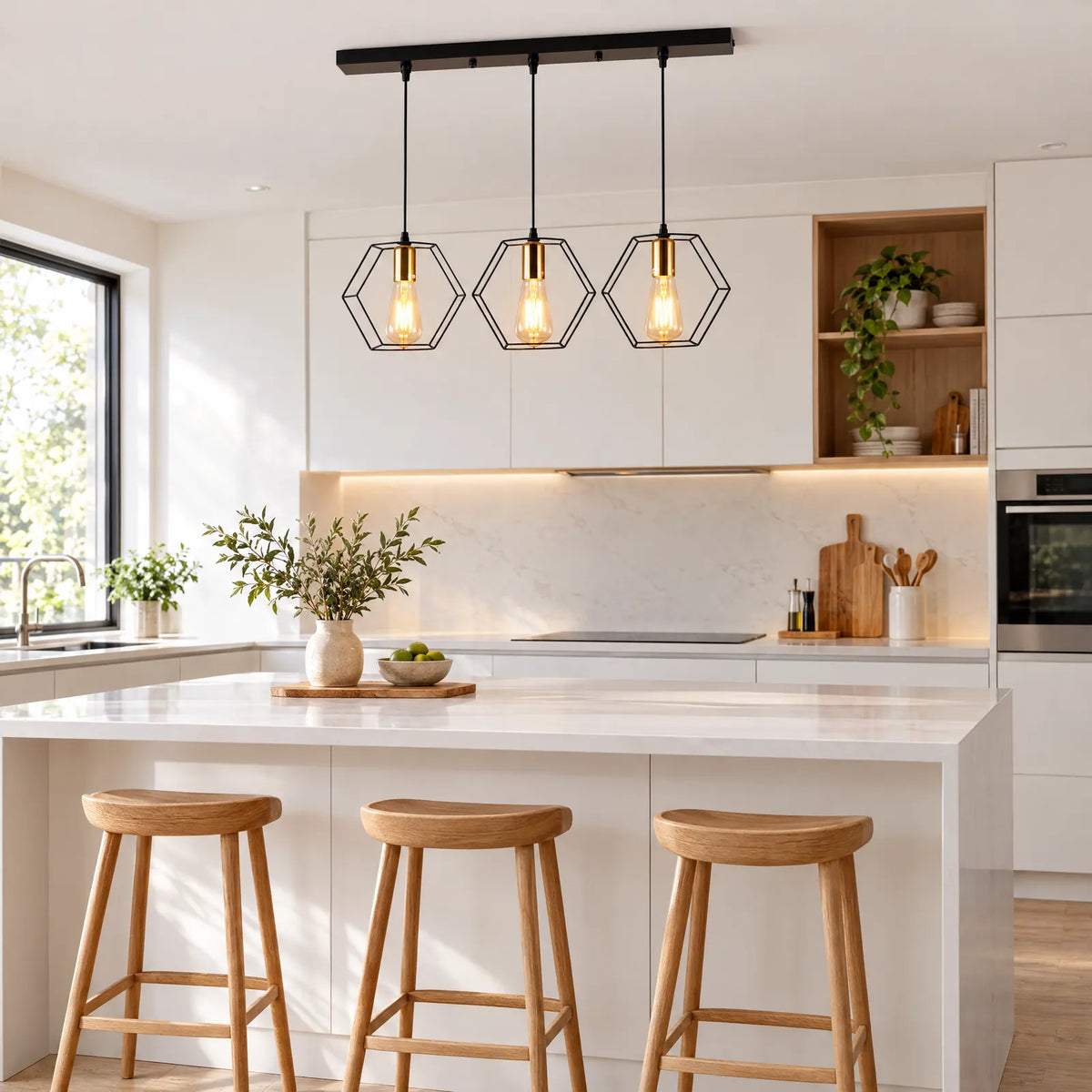 Lustre Otro 3 lumières au-dessus d'un îlot de cuisine blanc Image