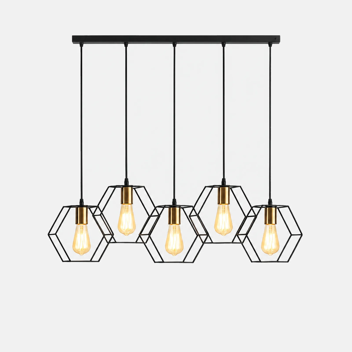 Lustre géométrique Otro 5 lumières, cages hexagonales noires et ampoules à filament, sur fond uni