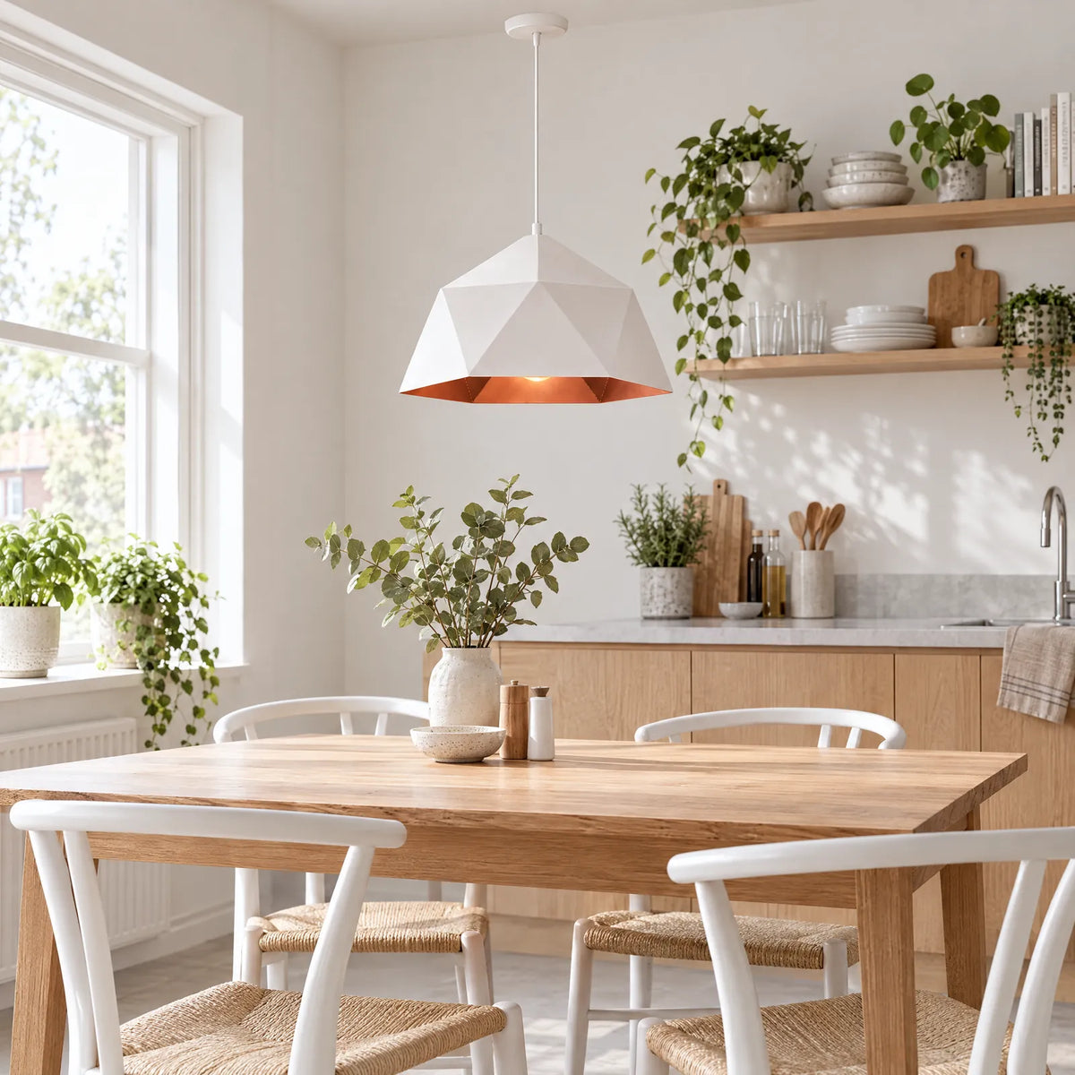Suspension Oslo blanche au-dessus d'une table de cuisine Image