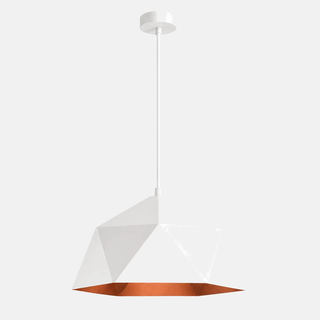 Suspension géométrique Oslo en métal blanc, intérieur cuivré, 44 cm, sur fond uni