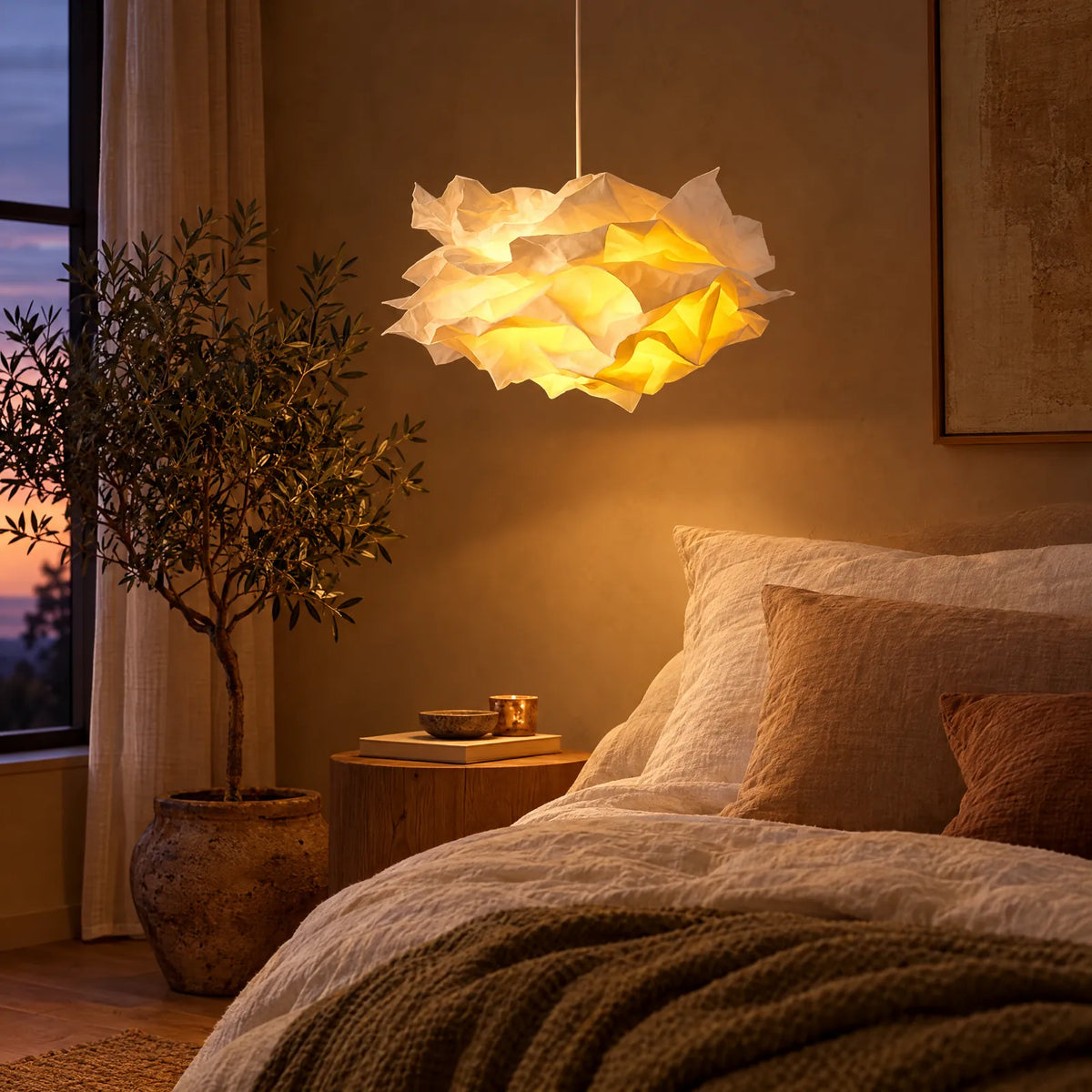 Lustre papier Blanco allumé dans une chambre