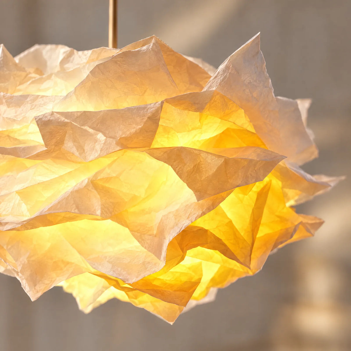 Détail des pétales en papier froissé allumés du lustre Blanco