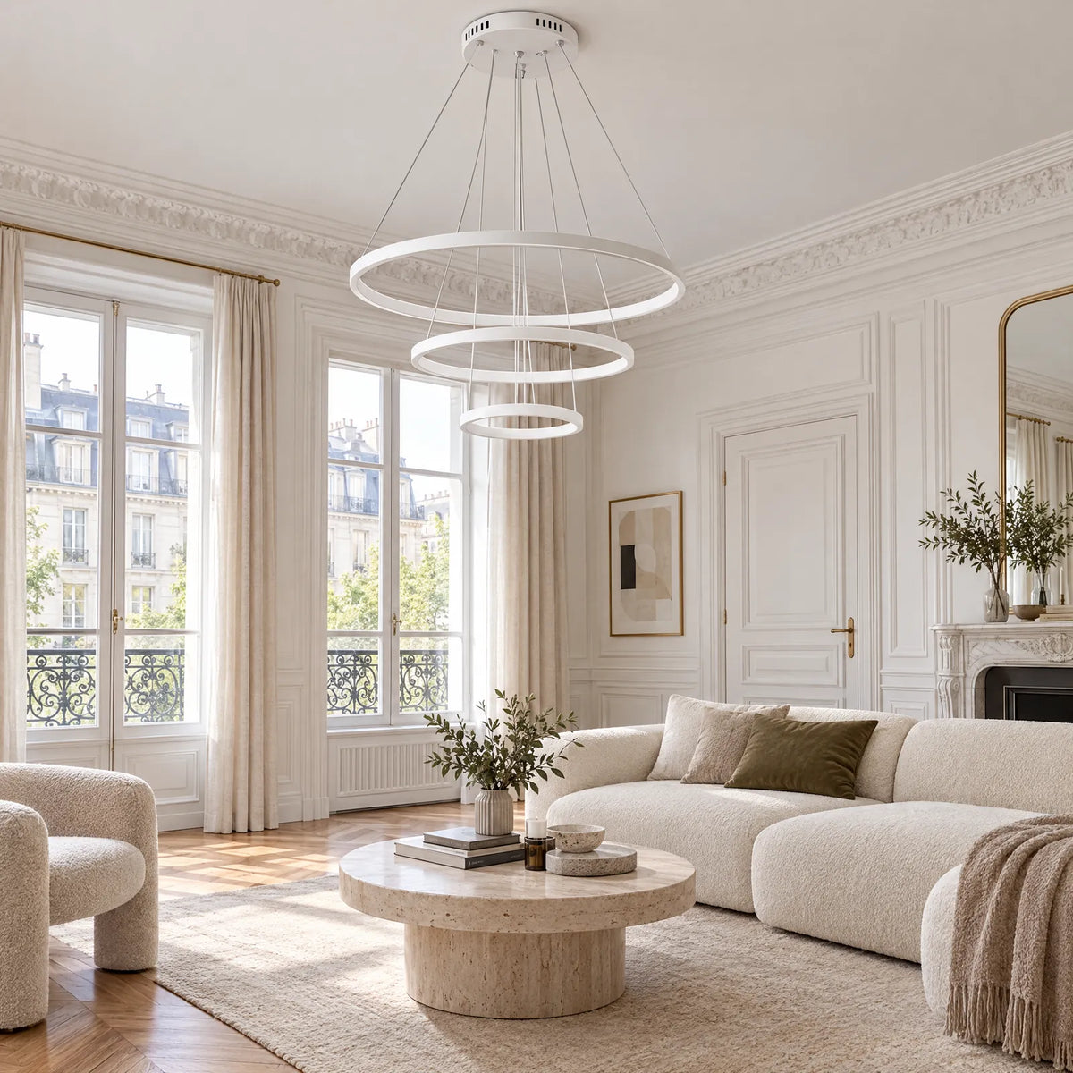 Lustre Olie blanc dans un salon parisien à moulures