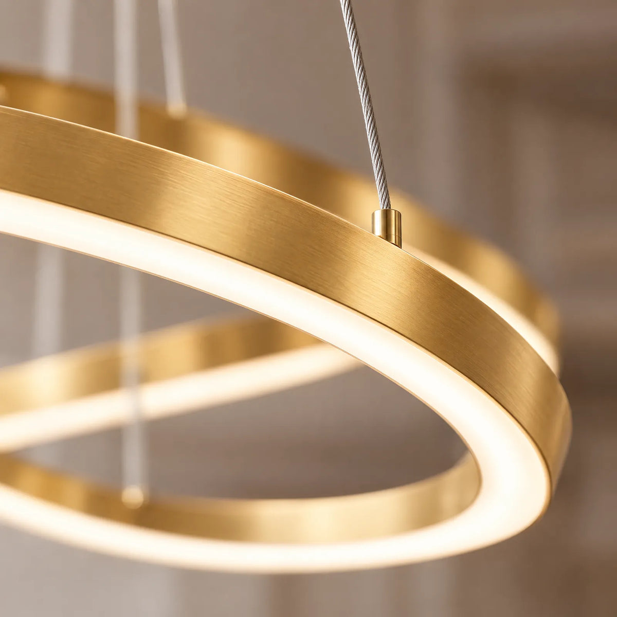 Détail de la finition dorée du lustre moderne Olie