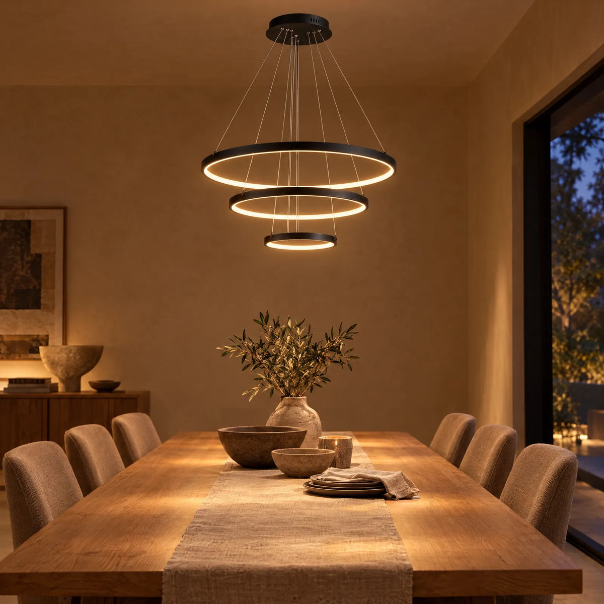 Lustre Olie noir allumé au-dessus d'une table de salle à manger