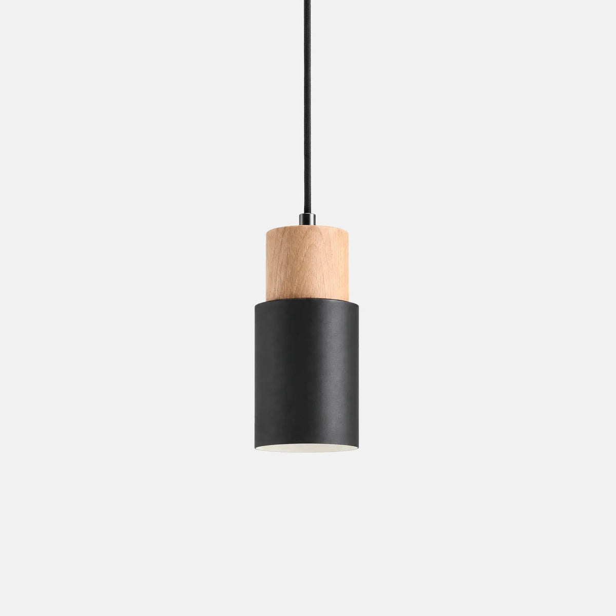 Mini suspension Ori noire avec capuchon en bois, sur fond uni