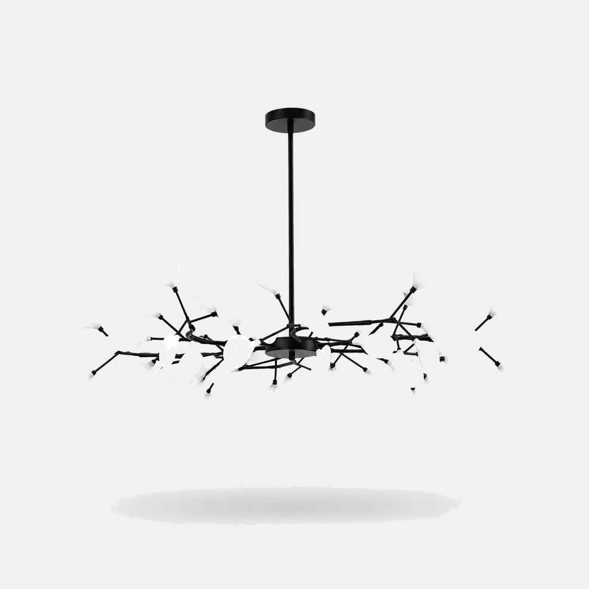 Lustre plafonnier design Oslo noir, branches fines et pétales en verre opalin, sur fond uni