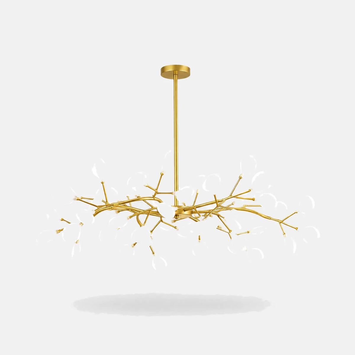 Lustre plafonnier design Oslo doré, branches fines et pétales en verre opalin, sur fond uni