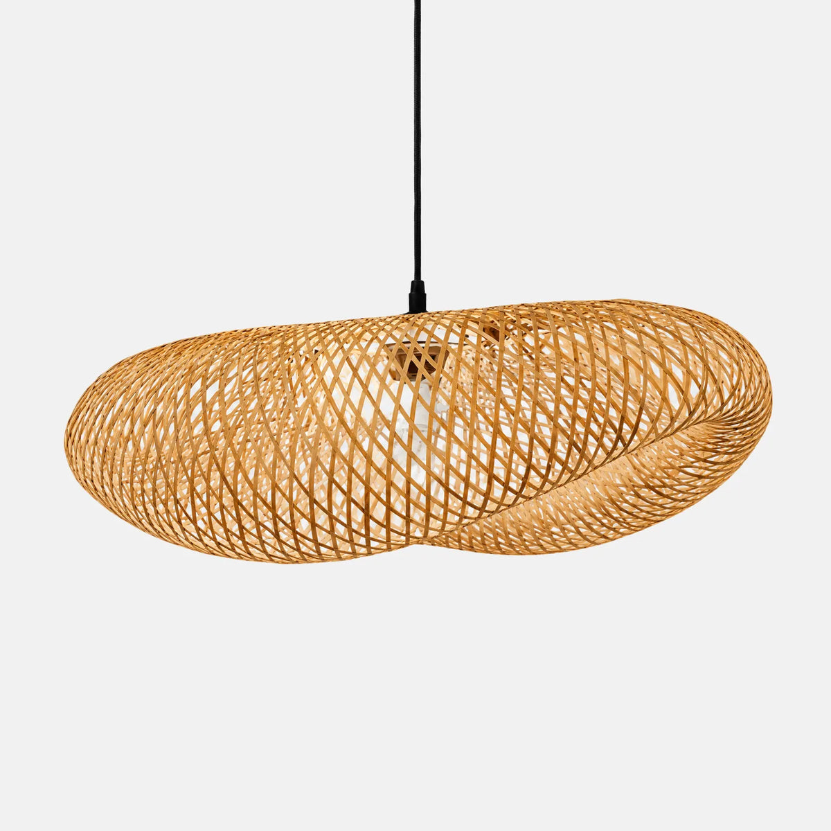 Lustre suspension bambou Lucia, abat-jour ondulé en bambou tressé naturel, sur fond uni