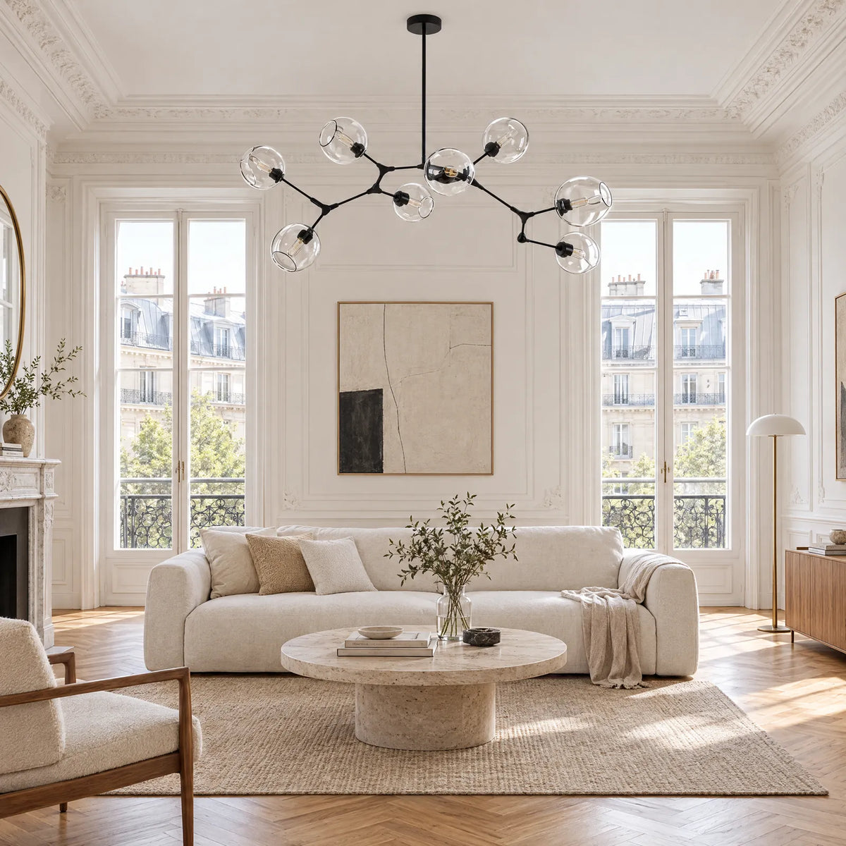 Lustre Hora noir dans un salon parisien lumineux