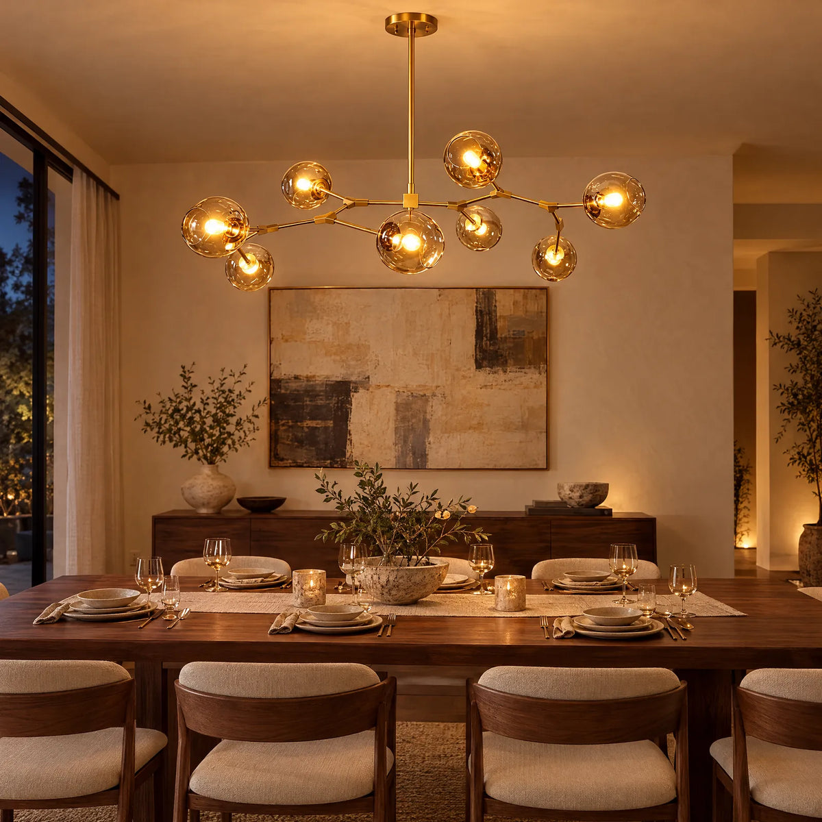 Lustre Hora doré allumé au-dessus d'une grande table à manger