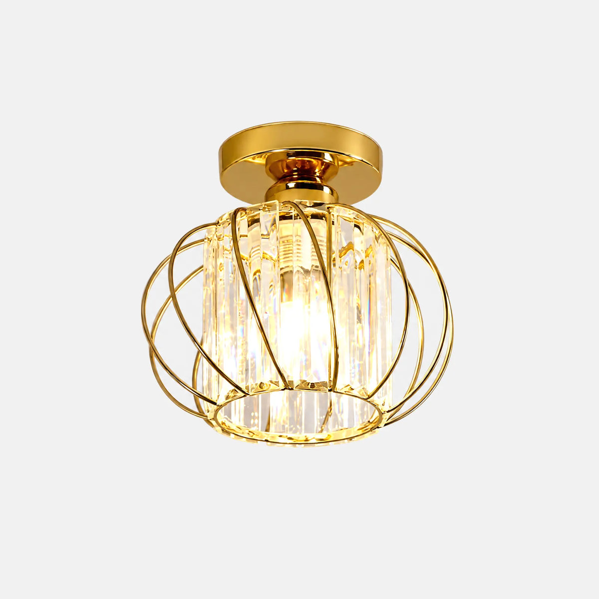 Plafonnier Balis doré, cage en métal et abat-jour en cristal, sur fond uni