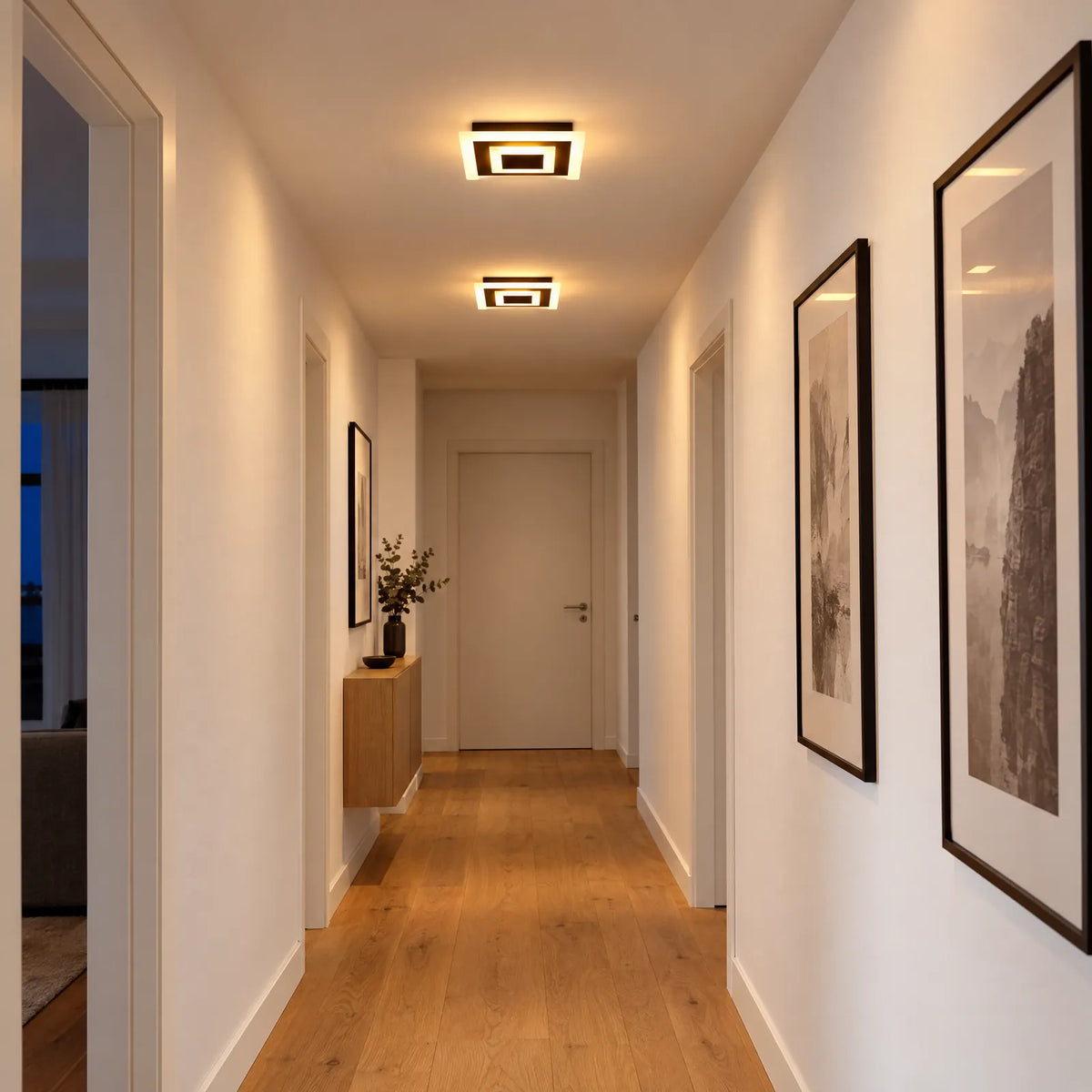 Plafonniers LED carrés Kaalis noirs allumés dans un couloir